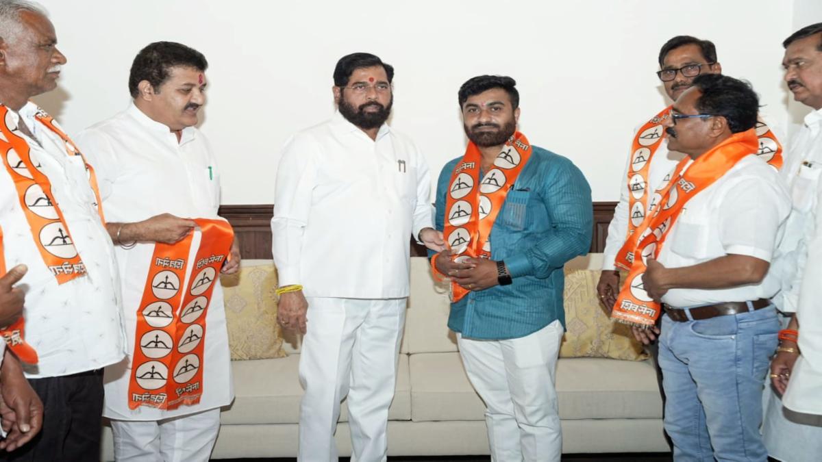 एकनाथ शिंदे के नेतृत्व में शिवसेना में बड़े नेताओं का प्रवेश, यवतमाल की राजनीति में हलचल