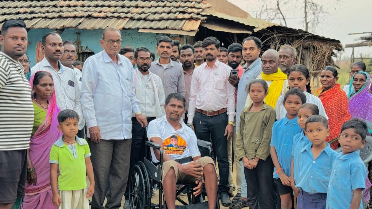 पांढरसराड में मानवता की मिसाल – साथ फाउंडेशन ने लकवा ग्रस्त युवक को दी व्हीलचेयर