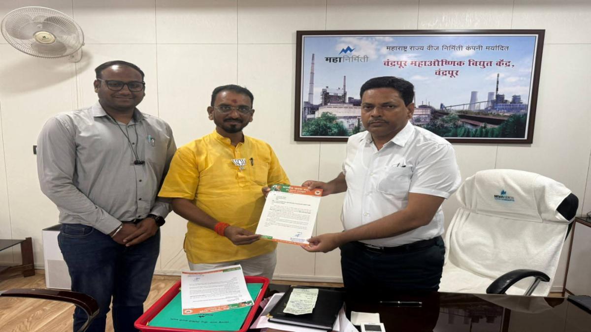 वृंदावन नगर फ्लाईओवर की सड़क बदहाल, लोगों ने की मरम्मत की मांग