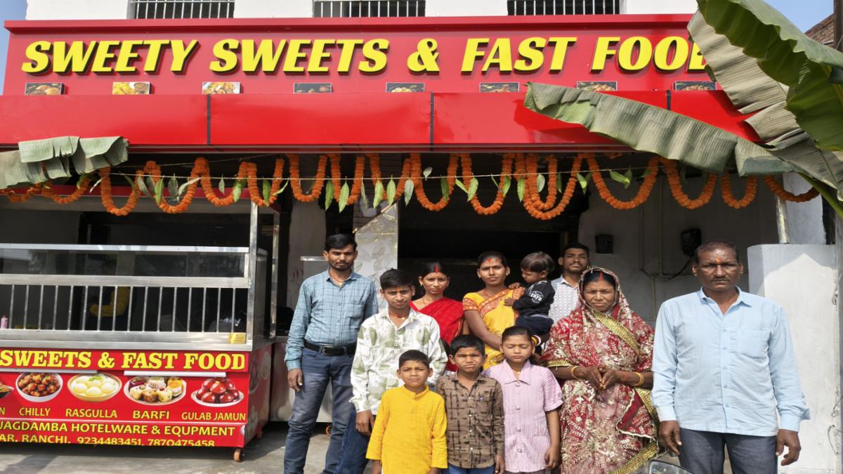 गढ़वा के फरठिया मोड़ में खुली Sweety Sweets & Fast Food, ग्रामीण क्षेत्र को मिला नया स्वाद और मिठास का केंद्र